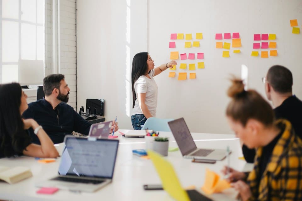 Équipe organisant ses priorités sur un tableau de notes adhésives
